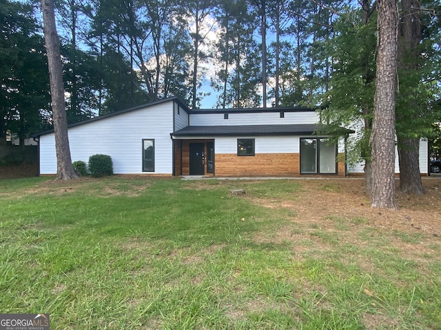 view of front of property featuring a front lawn