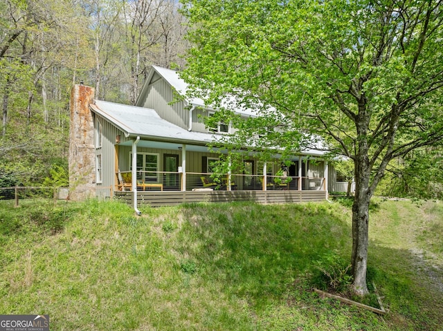 view of front of house with a front lawn