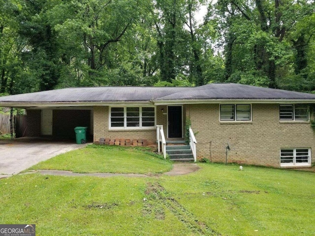 view of front of home with a carport and a front yard