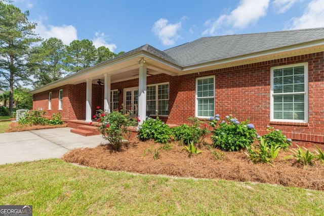 view of front of property featuring a front yard