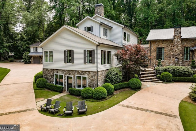 view of front of property featuring a front lawn