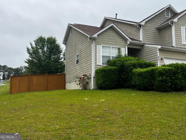 view of side of property featuring a lawn