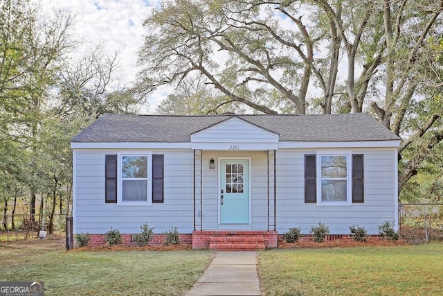 view of front of home featuring a front yard