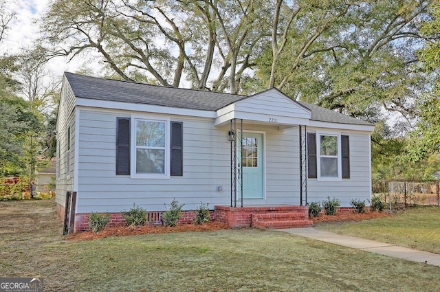 view of front of property featuring a front yard