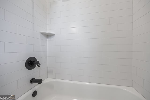 bathroom with tiled shower / bath