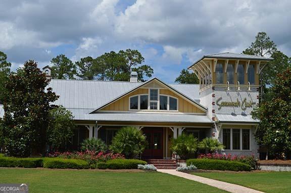 view of front of house featuring a front yard