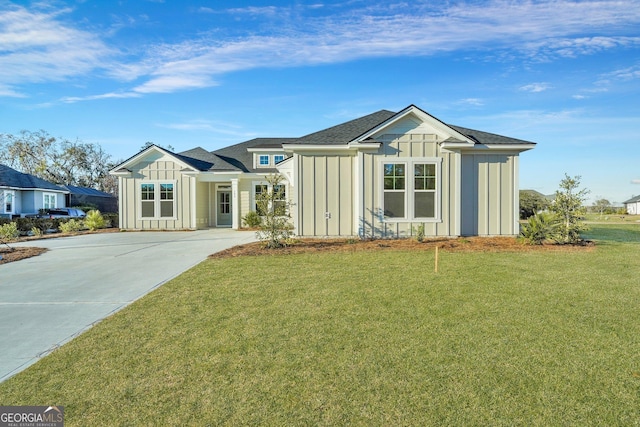 view of front facade featuring a front lawn