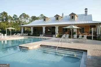 view of swimming pool featuring a jacuzzi and a patio area