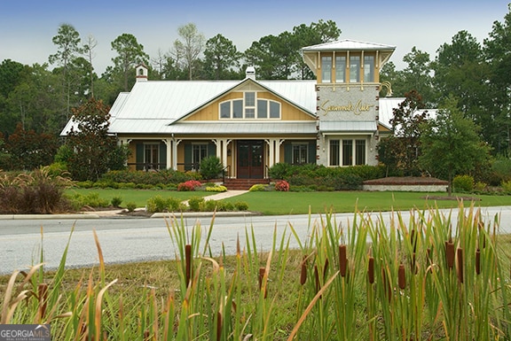 view of front of house featuring a front yard and a porch