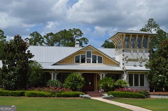 view of front facade with a front yard