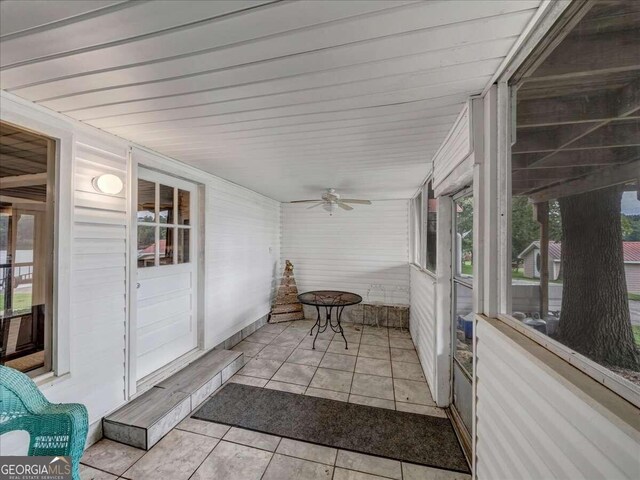 sunroom with ceiling fan