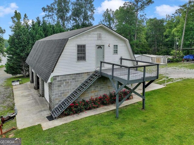 view of front facade with a front yard