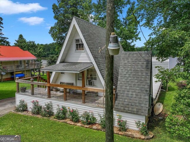 view of front of property featuring a front lawn