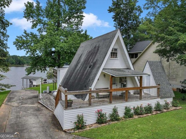 view of front of home featuring a front yard