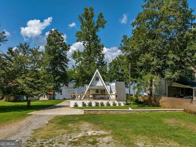 view of front of home featuring a front lawn