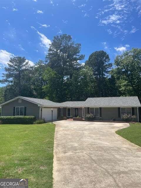 ranch-style home featuring a front lawn