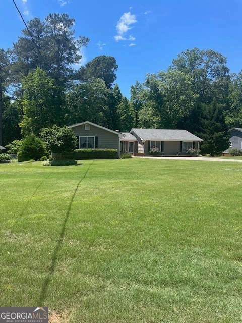 view of front facade featuring a front lawn