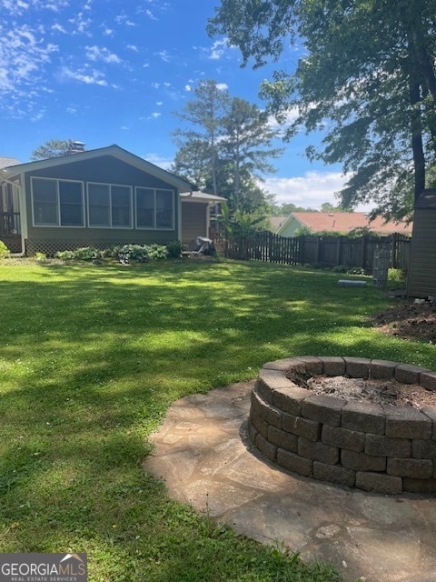 view of yard featuring a fire pit