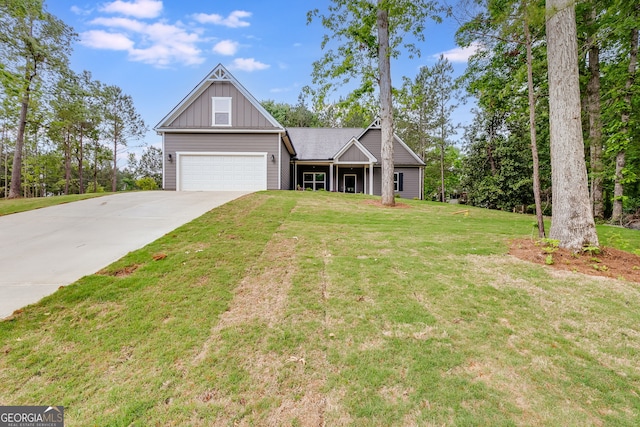 view of front of house featuring a front lawn