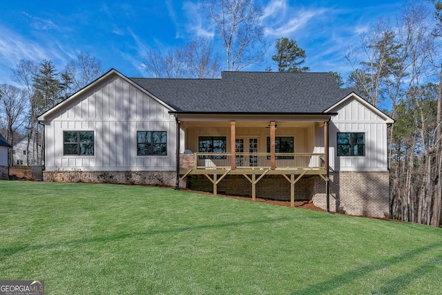 view of front of house featuring ceiling fan, a front lawn, and central air condition unit