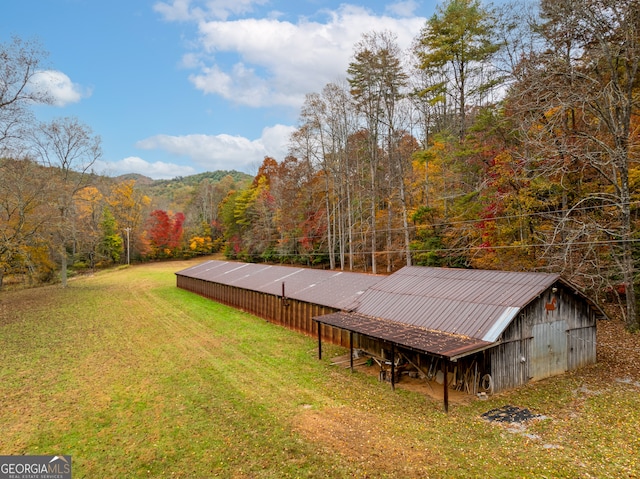 view of yard featuring an outbuilding