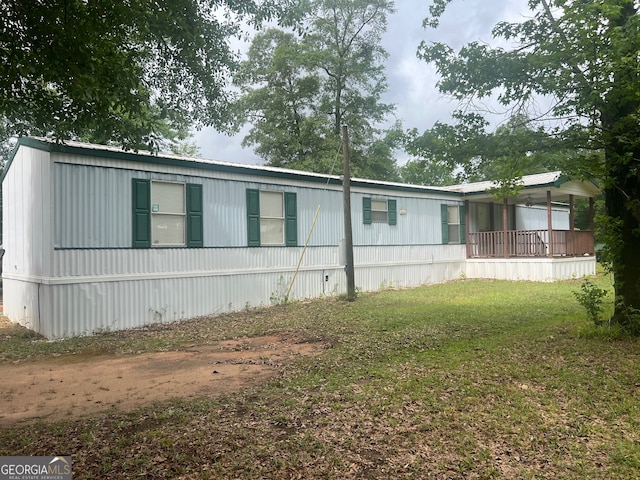 view of side of property featuring a lawn