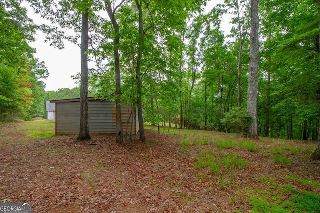 view of yard with an outdoor structure