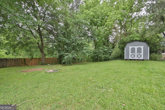 view of yard featuring a storage shed