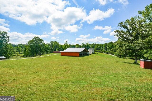 view of yard with an outdoor structure