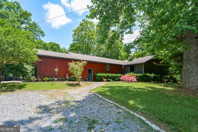 ranch-style house featuring a front lawn