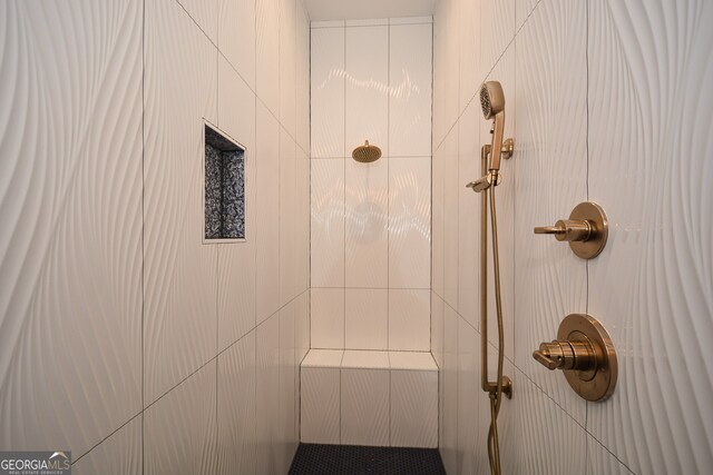 bathroom featuring tiled shower