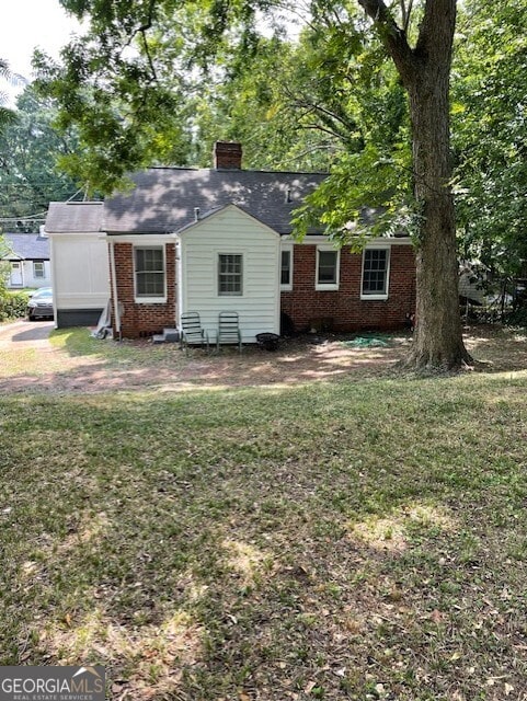 view of front of property with a front yard