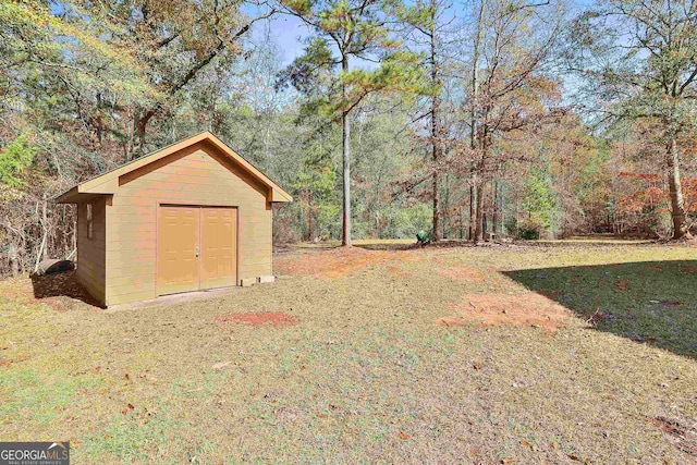 view of yard with a storage unit