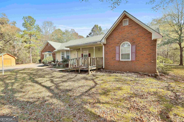 view of front of home with a front lawn