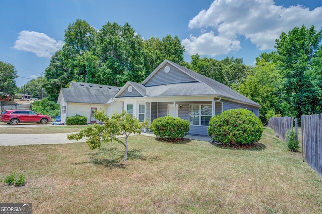 view of front of house featuring a front yard