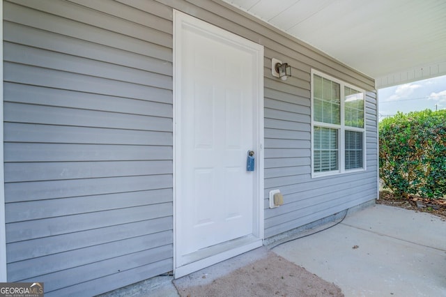 entrance to property featuring a porch