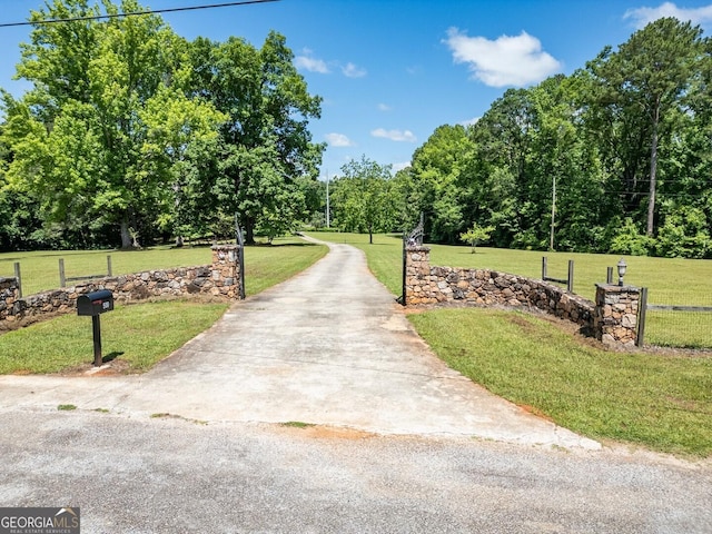 view of property's community featuring a yard