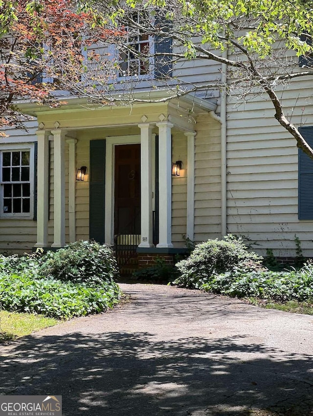 doorway to property featuring a porch