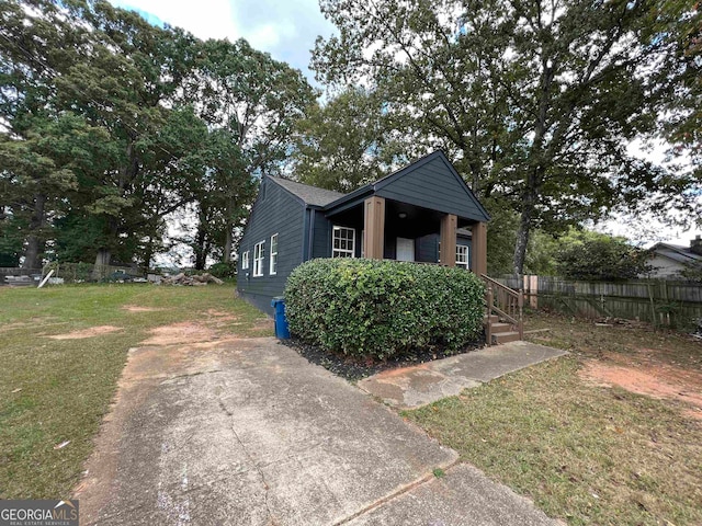 view of front facade featuring a front lawn