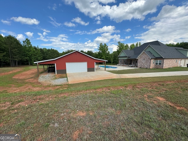 view of yard with an outdoor structure, a carport, and a garage