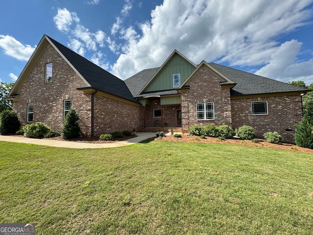 view of front of home featuring a front lawn