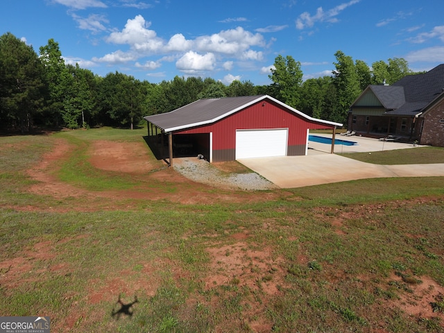 view of yard featuring a garage and an outdoor structure