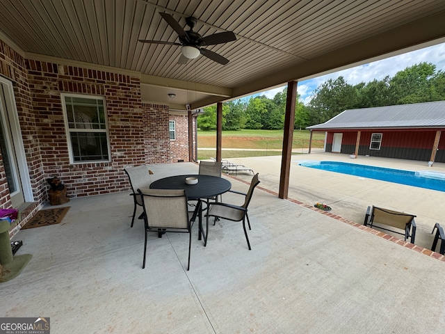 view of terrace featuring ceiling fan