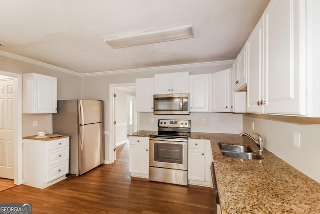 kitchen featuring a sink, white cabinetry, stainless steel appliances, crown molding, and dark wood-style flooring