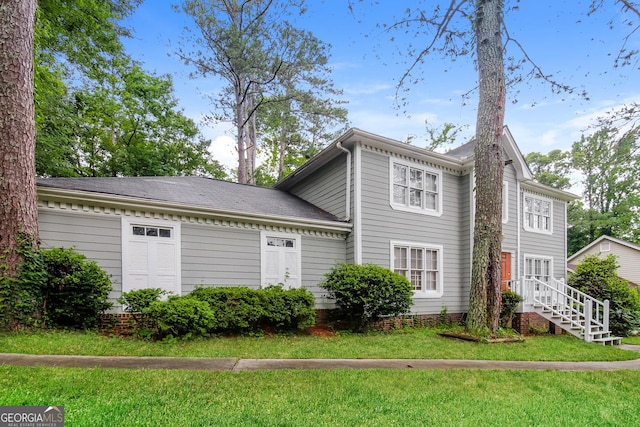 view of front of property featuring a front lawn