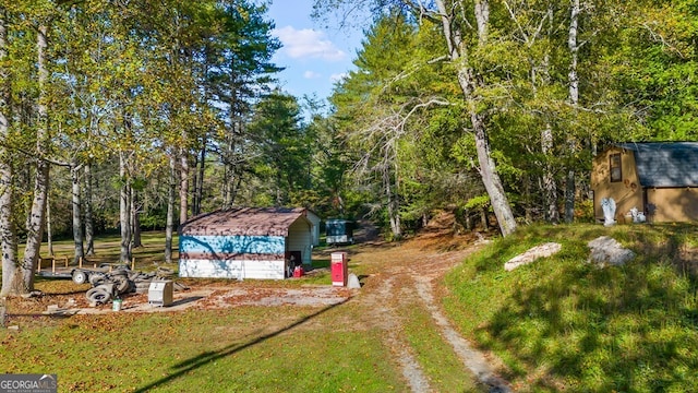 view of yard featuring a storage unit