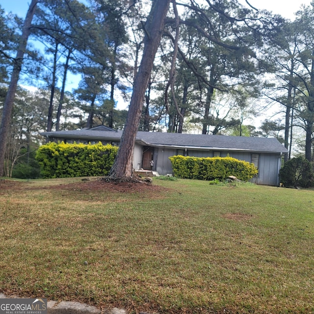 view of front facade featuring a front yard