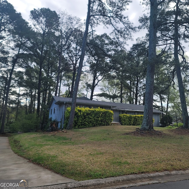 view of front facade with a front yard