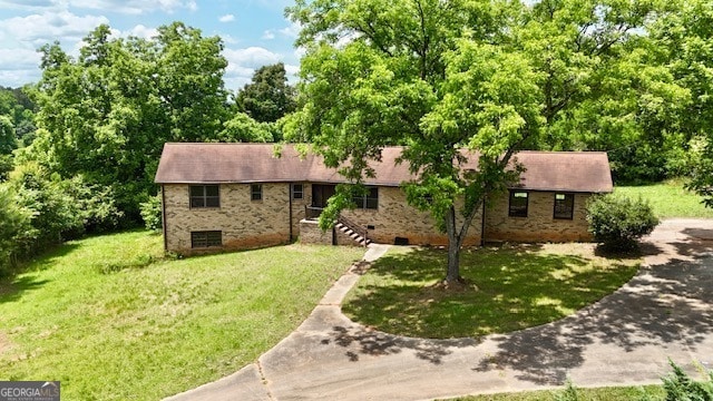 view of front of house with a front yard