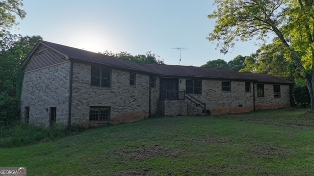 view of front facade with a front yard